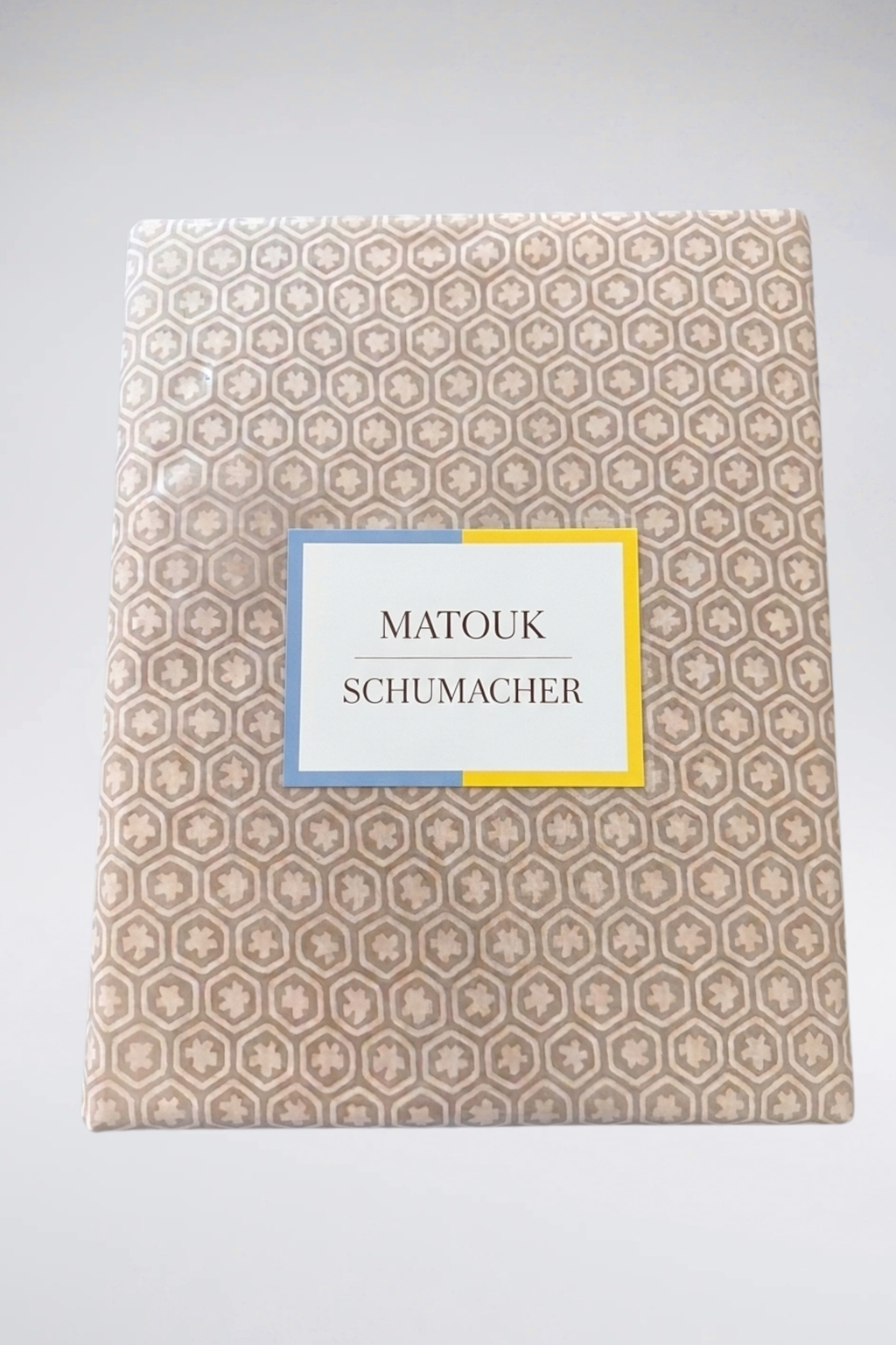 Pulled from a textile fragment found in the Schumacher archives, Levi's geometric motif exudes sophisticated charm. Printed in Italy on Matouk's 500 thread count Luca percale, it's finished with a crisp knife edge finish.  Premium duvet is available in Queen size. Includes 1 queen duvet.