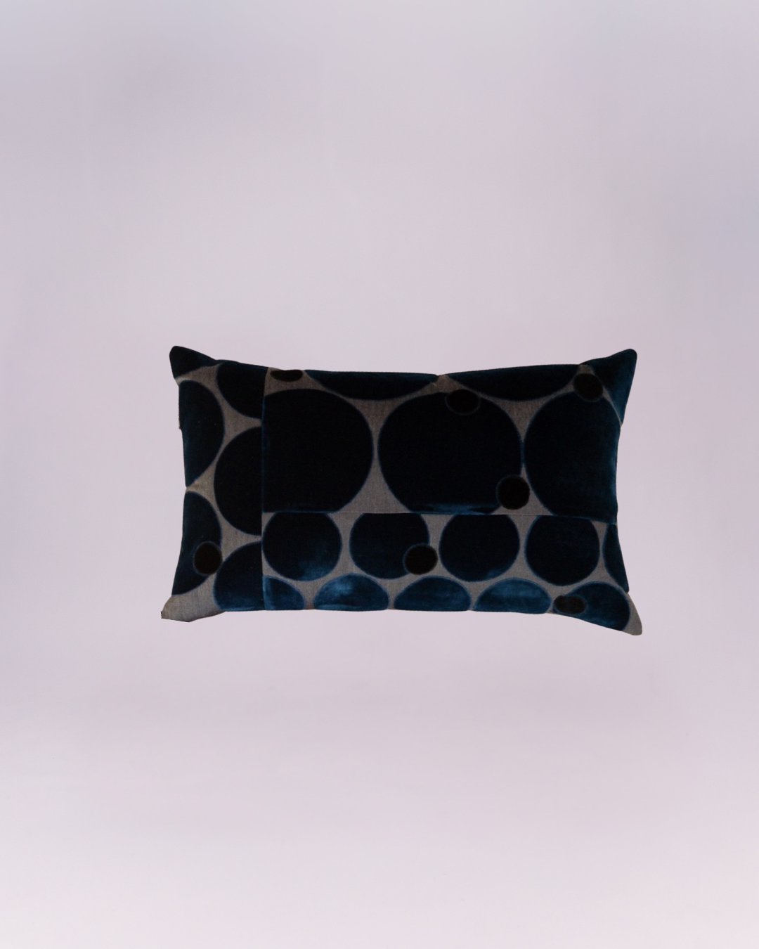 Give your sofa a dash of retro-chic sophistication with this striking rectangular lumbar cushion! It features a bold, graphic design of overlapping and segmented circular shapes in deep navy blue velvet set against a contrasting gray-beige base. The plush velvet texture elevates the modern, abstract pattern, creating a truly luxurious and eye-catching accent piece perfect for contemporary or Art Deco-inspired decor.